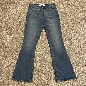 Levis mid rise bootcut, worn once. Size W27 L30
